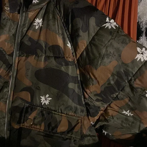 Army and floral print puffer jacket - Picture 11 of 14